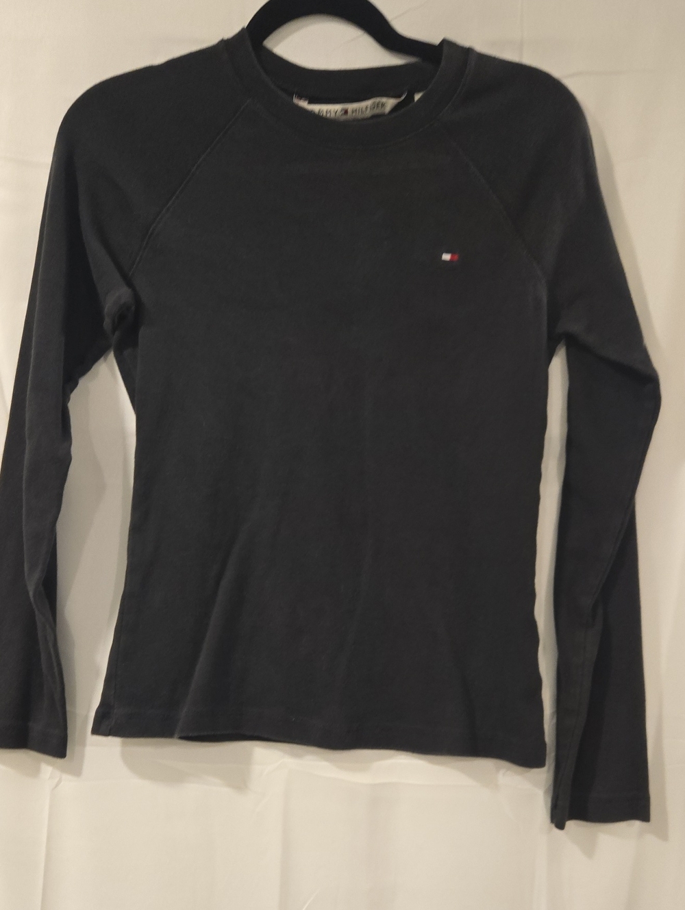 Tommy Hilfiger Women's Long Sleeve Raglan Tee in Black